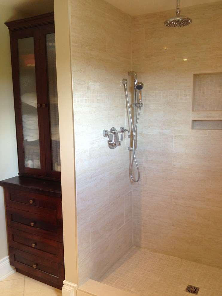 Ispirazione per una stanza da bagno contemporanea con piastrelle beige, pareti beige e pavimento con piastrelle in ceramica