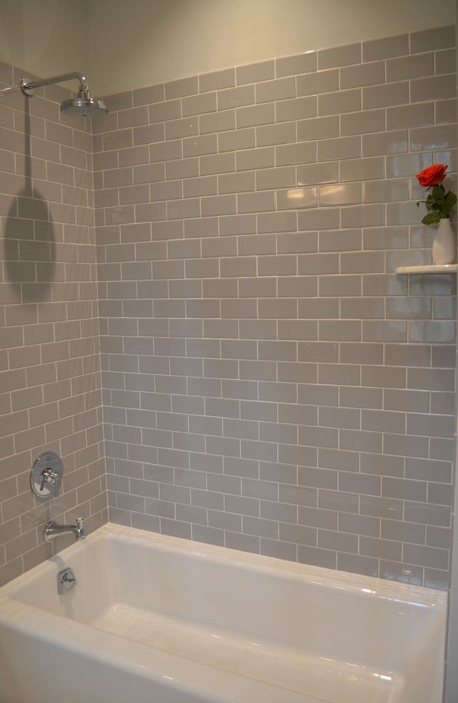 Exempel på ett mellanstort klassiskt badrum, med ett undermonterad handfat, släta luckor, vita skåp, granitbänkskiva, ett badkar i en alkov, grå kakel, keramikplattor och grå väggar