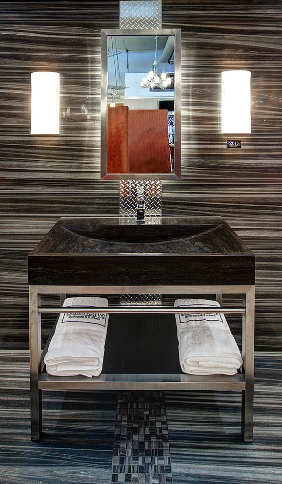 Kleines Industrial Duschbad mit integriertem Waschbecken, verzierten Schränken, Kalkstein-Waschbecken/Waschtisch, schwarzen Fliesen, Keramikfliesen, schwarzer Wandfarbe und Mosaik-Bodenfliesen in Ottawa