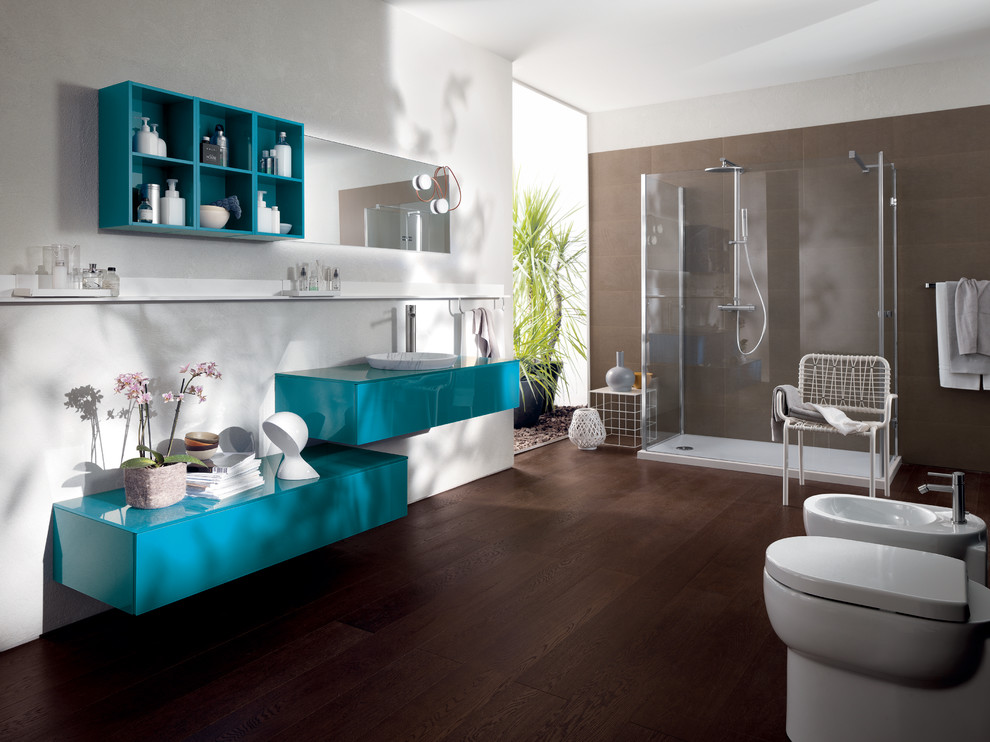 Großes Modernes Badezimmer En Suite mit flächenbündigen Schrankfronten, blauen Schränken, Duschnische, grauer Wandfarbe, braunem Holzboden, Einbauwaschbecken, braunem Boden und Duschvorhang-Duschabtrennung in Sacramento