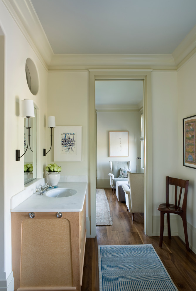Idée de décoration pour une salle de bain champêtre en bois clair avec un lavabo encastré.