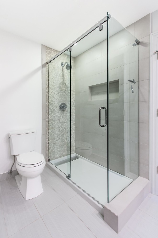 Свежая идея для дизайна: ванная комната среднего размера в стиле неоклассика (современная классика) с угловым душем, раздельным унитазом, коричневой плиткой, керамогранитной плиткой, белыми стенами, полом из керамогранита, серым полом, душем с распашными дверями и душевой кабиной - отличное фото интерьера