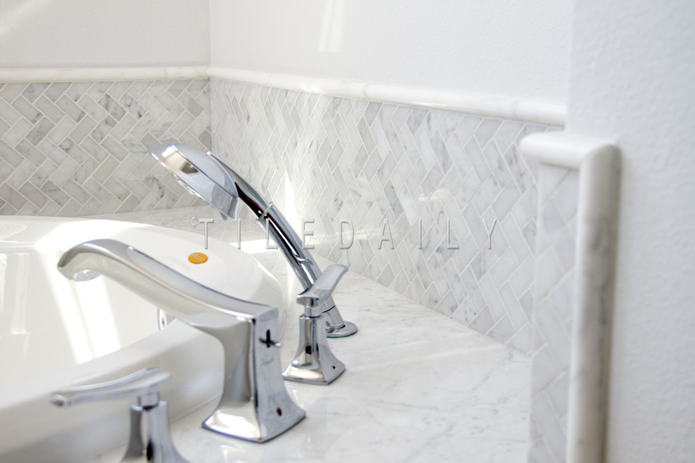 Ispirazione per una piccola stanza da bagno minimal con piastrelle bianche, piastrelle in gres porcellanato, pavimento con piastrelle a mosaico, pavimento bianco e doccia con tenda
