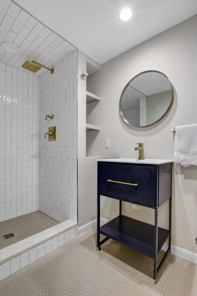 Esempio di una stanza da bagno con doccia minimalista di medie dimensioni con ante bianche, doccia alcova, piastrelle grigie, piastrelle di vetro, pareti beige, lavabo sottopiano, pavimento verde, doccia aperta e top bianco