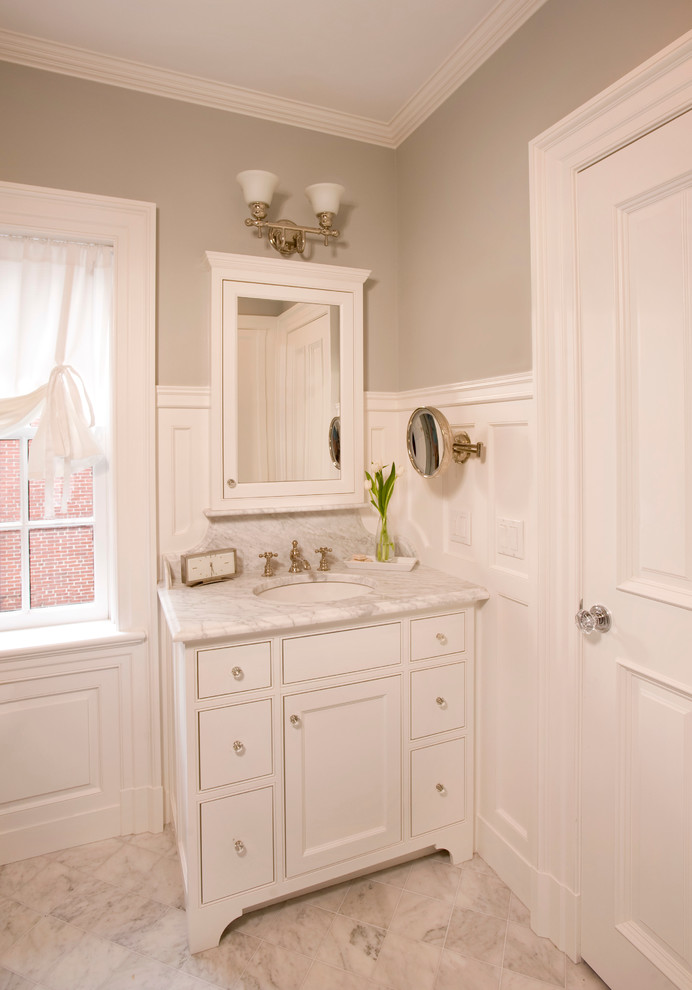 Ejemplo de cuarto de baño clásico pequeño con armarios con paneles lisos, puertas de armario de madera clara, lavabo bajoencimera, paredes grises y suelo de baldosas de cerámica
