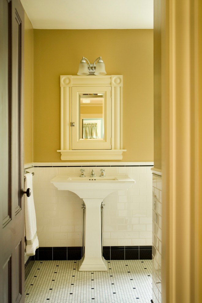 Idéer för ett litet klassiskt badrum, med ett piedestal handfat, beige väggar, klinkergolv i keramik, svart och vit kakel och keramikplattor