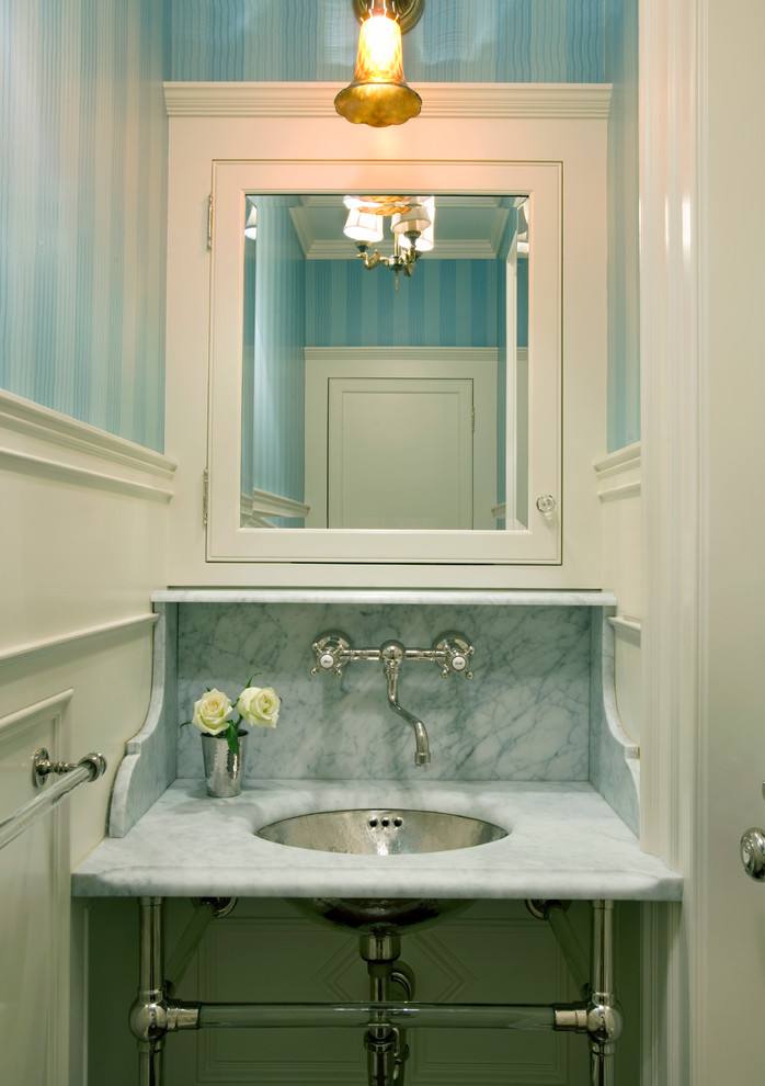 Foto de cuarto de baño tradicional pequeño con paredes azules y lavabo bajoencimera