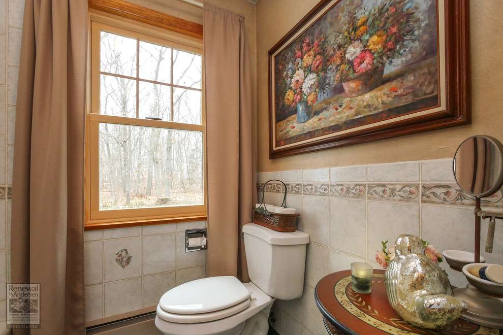 Ispirazione per una stanza da bagno con doccia country di medie dimensioni con WC a due pezzi, piastrelle multicolore, piastrelle in ceramica, pareti beige e top in saponaria