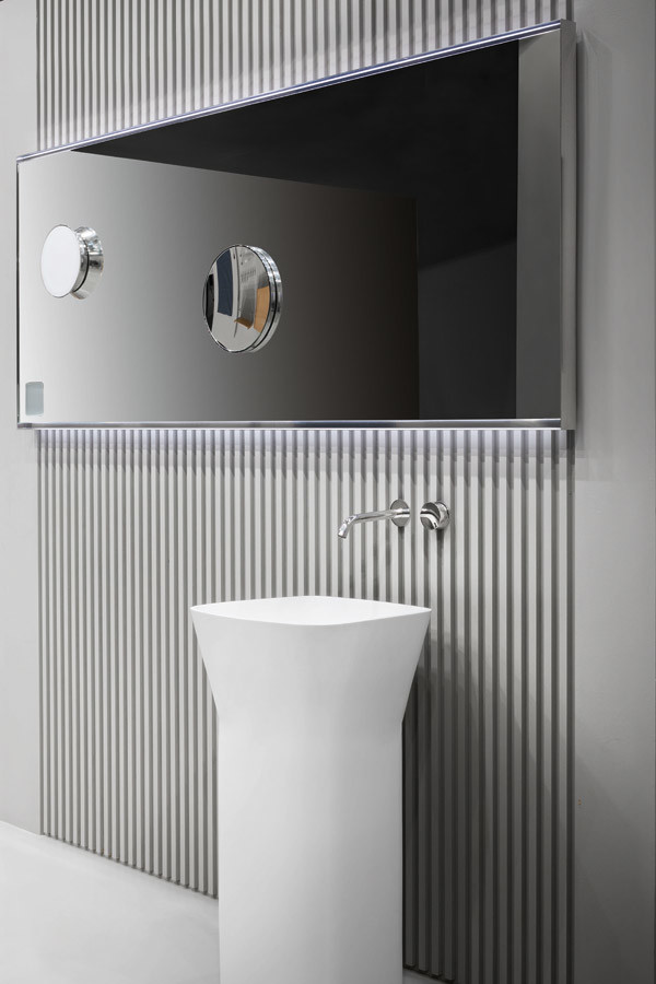 Inspiration för moderna badrum, med ett fristående badkar, en öppen dusch, vita väggar, betonggolv och ett piedestal handfat
