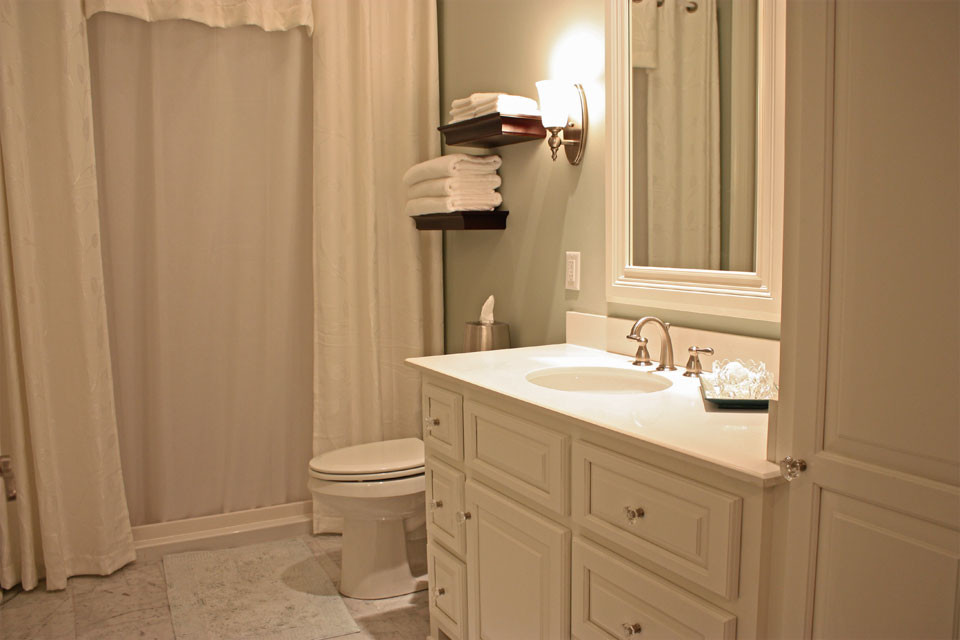 Immagine di una piccola stanza da bagno padronale tradizionale con ante bianche e top in superficie solida