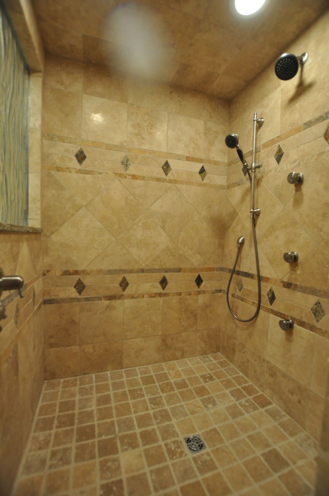 インディアナポリスにあるエクレクティックスタイルのおしゃれな浴室の写真
