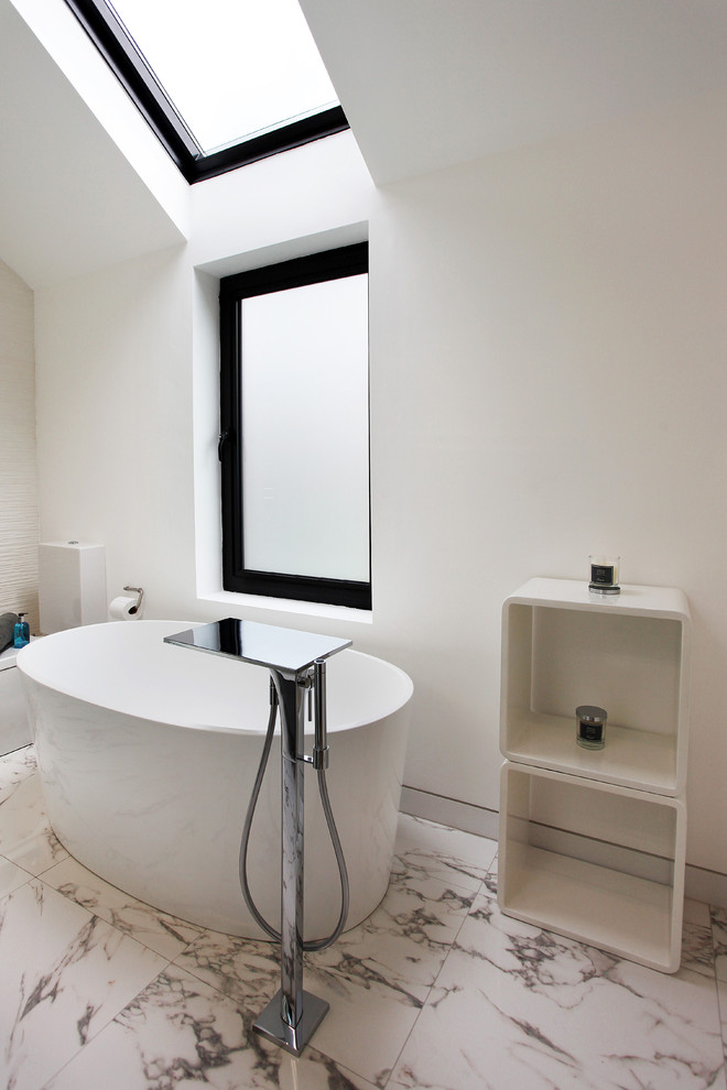 Foto di una stanza da bagno per bambini contemporanea di medie dimensioni con lavabo sospeso, doccia aperta, WC monopezzo e pareti bianche