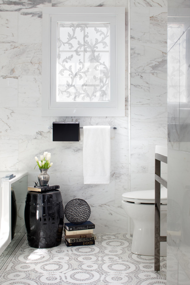 Modelo de cuarto de baño gris y blanco actual con baldosas y/o azulejos blancos, suelo con mosaicos de baldosas y ventanas