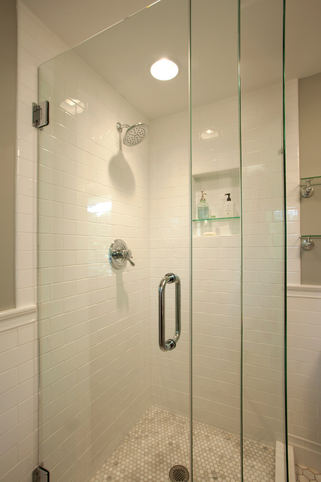 На фото: маленькая главная ванная комната в стиле модернизм с врезной раковиной, открытым душем, серой плиткой, плиткой мозаикой и полом из керамической плитки для на участке и в саду