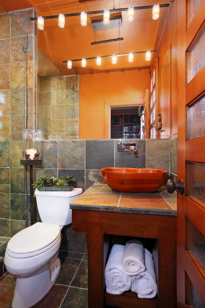 Mittelgroßes Uriges Duschbad mit offenen Schränken, hellbraunen Holzschränken, Eckdusche, farbigen Fliesen, bunten Wänden, Aufsatzwaschbecken, gefliestem Waschtisch, buntem Boden und Falttür-Duschabtrennung in Orange County