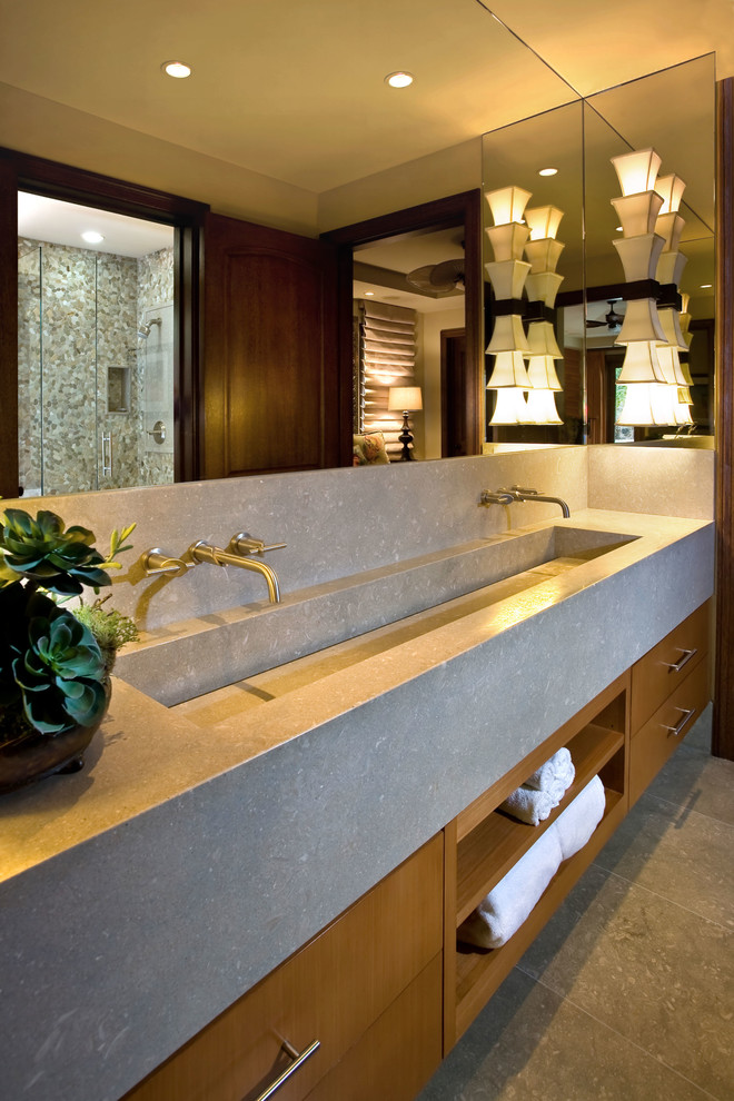 Immagine di una grande stanza da bagno padronale design con ante lisce, ante in legno scuro, doccia alcova, pareti beige, lavabo rettangolare, pavimento grigio e porta doccia a battente