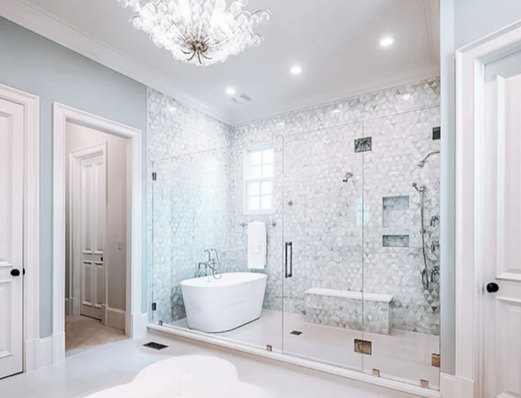 Inspiration för ett stort en-suite badrum, med ett fristående badkar, våtrum, grå kakel, keramikplattor, grå väggar, klinkergolv i keramik, vitt golv och dusch med gångjärnsdörr