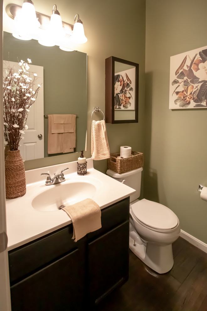 Inspiration för små klassiska vitt badrum, med skåp i shakerstil, skåp i mörkt trä, laminatgolv, marmorbänkskiva och brunt golv