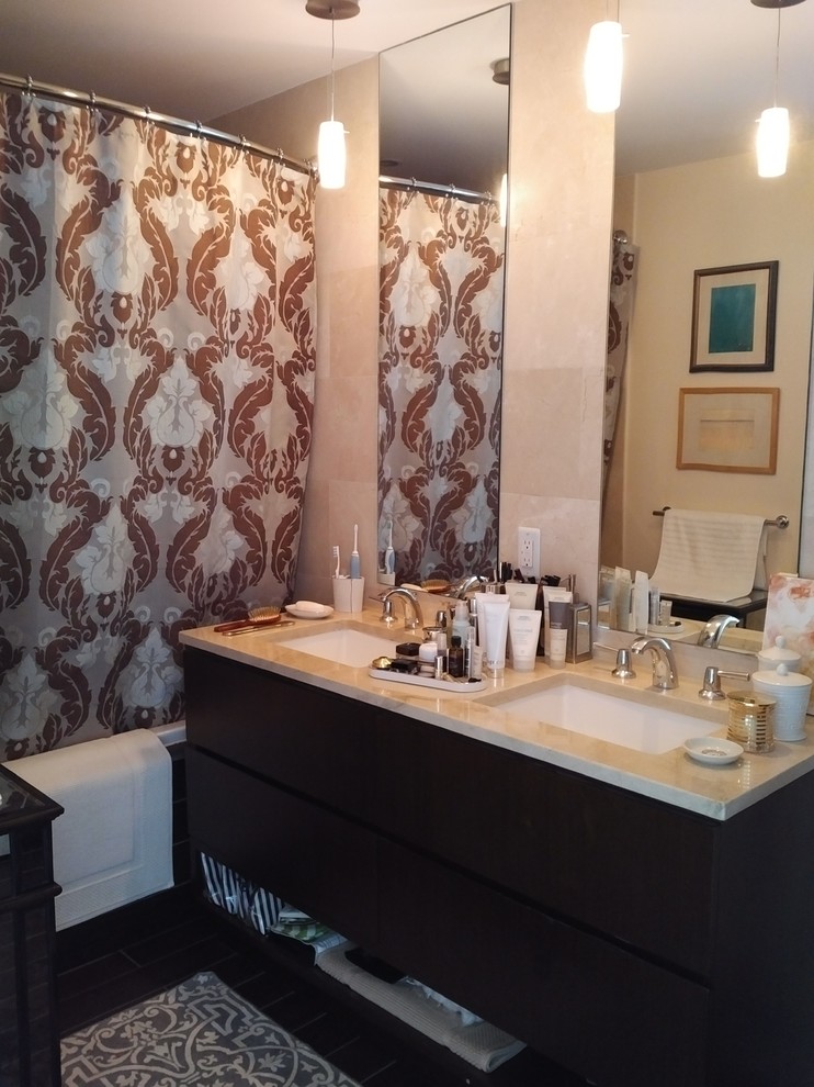 Exempel på ett mellanstort modernt en-suite badrum, med släta luckor, skåp i mörkt trä, ett platsbyggt badkar, en dusch/badkar-kombination, en toalettstol med hel cisternkåpa, beige kakel, beige väggar, bambugolv, ett integrerad handfat, stenkakel och marmorbänkskiva