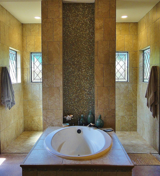 Стильный дизайн: ванная комната в морском стиле с открытым душем и бежевыми стенами - последний тренд