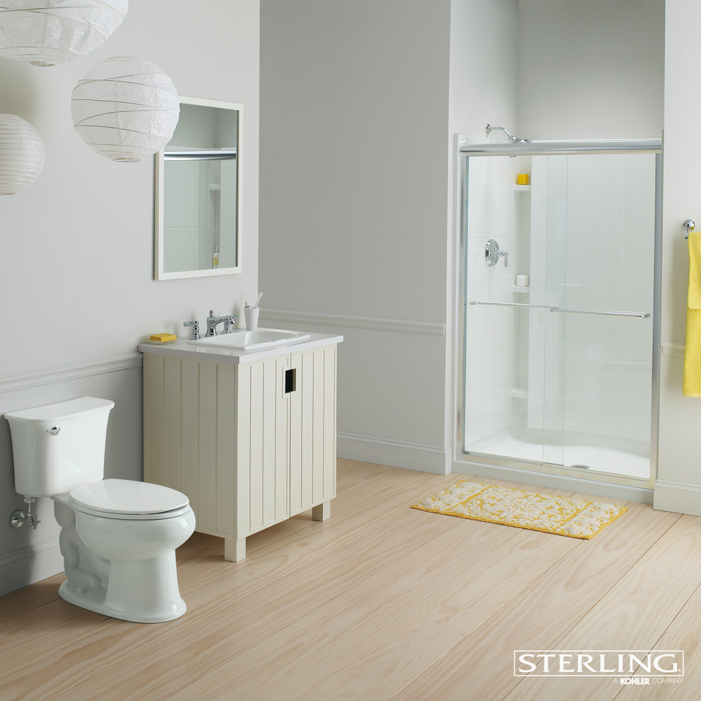 Foto di una stanza da bagno classica con lavabo a bacinella, ante in legno chiaro, top in quarzite, doccia alcova e WC a due pezzi
