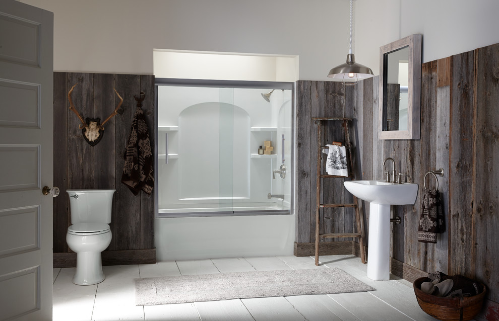 Cette photo montre une salle de bain principale montagne de taille moyenne avec un lavabo de ferme, une baignoire en alcôve, un combiné douche/baignoire, WC séparés, un mur multicolore et parquet peint.