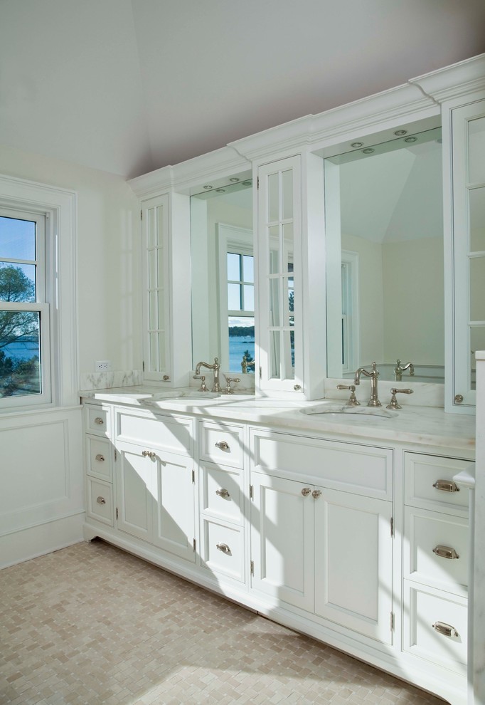 Imagen de cuarto de baño tradicional con armarios con paneles empotrados y puertas de armario blancas