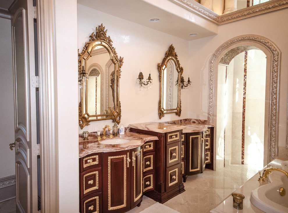 ヒューストンにあるラグジュアリーな広いヴィクトリアン調のおしゃれな浴室 (アルコーブ型シャワー) の写真