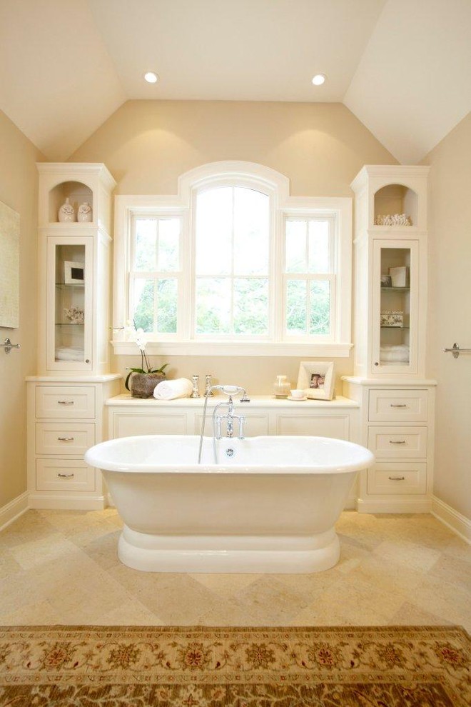マイアミにあるトラディショナルスタイルのおしゃれな浴室 (置き型浴槽) の写真