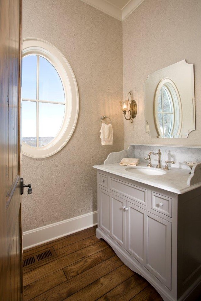 Immagine di una stanza da bagno tradizionale con top in marmo