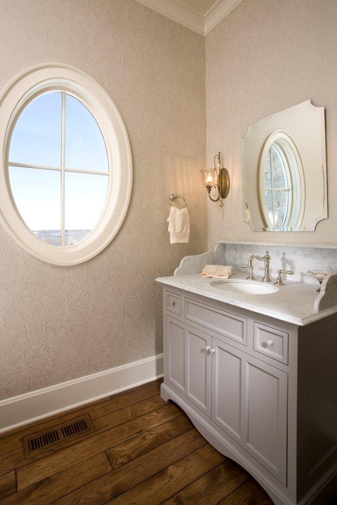 Inspiration pour une salle de bain chalet avec un plan de toilette en marbre.