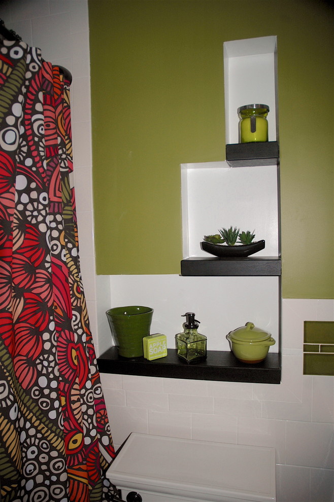 На фото: детская ванная комната среднего размера в стиле фьюжн с фасадами островного типа, черными фасадами, душем над ванной, раздельным унитазом, белой плиткой, керамической плиткой, зелеными стенами, полом из керамической плитки и монолитной раковиной