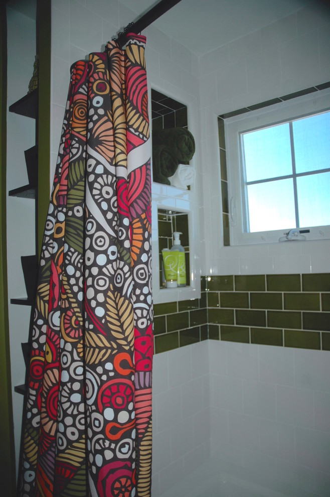 Exempel på ett mellanstort eklektiskt badrum för barn, med möbel-liknande, svarta skåp, ett badkar i en alkov, en dusch/badkar-kombination, en toalettstol med separat cisternkåpa, vit kakel, keramikplattor, gröna väggar, klinkergolv i keramik, ett undermonterad handfat och bänkskiva i kvartsit