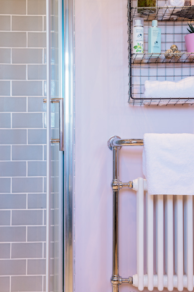 Пример оригинального дизайна: ванная комната с отдельно стоящей ванной, угловым душем, унитазом-моноблоком, серой плиткой, плиткой кабанчик, розовыми стенами, полом из известняка и раковиной с пьедесталом