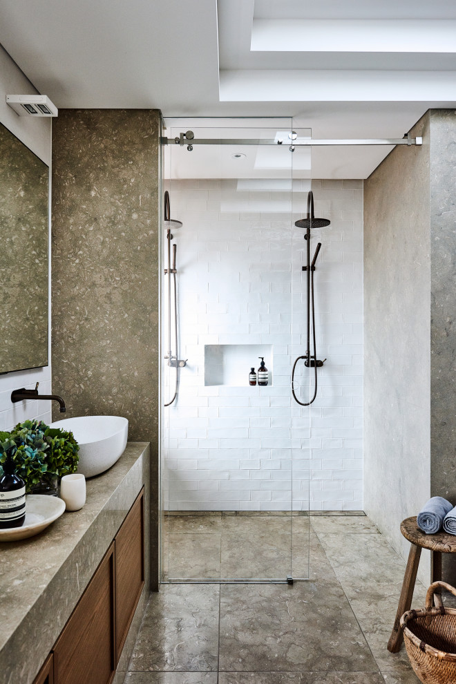 Modernes Duschbad mit dunklen Holzschränken, Duschnische, weißen Fliesen, Aufsatzwaschbecken, braunem Boden, Schiebetür-Duschabtrennung, brauner Waschtischplatte, Wandnische, eingebautem Waschtisch und eingelassener Decke in Sydney