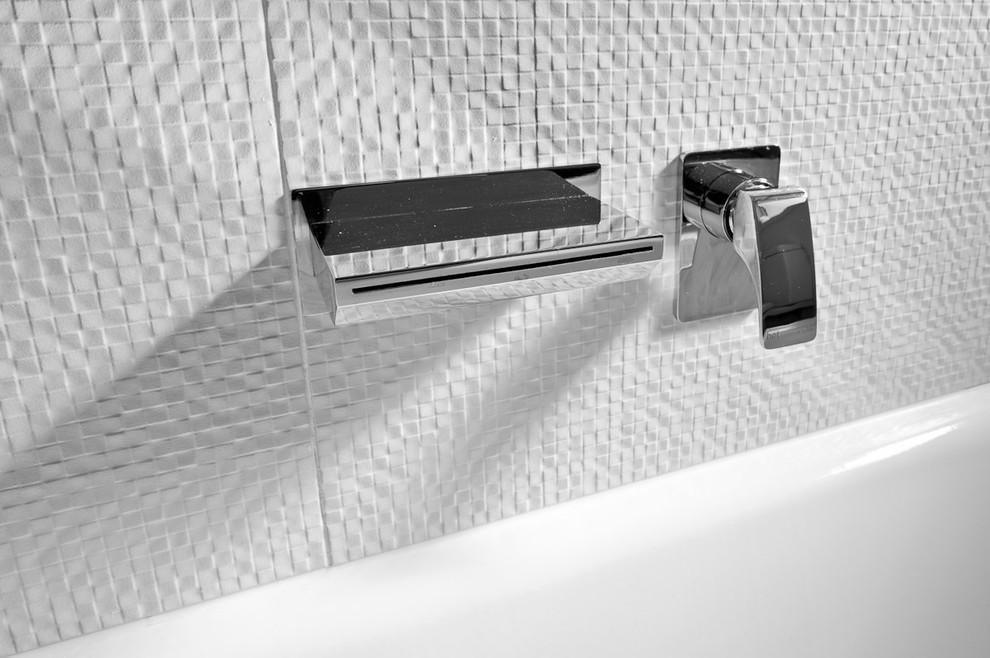 Пример оригинального дизайна: ванная комната среднего размера в современном стиле с угловой ванной, полом из керамогранита, душевой кабиной и серым полом
