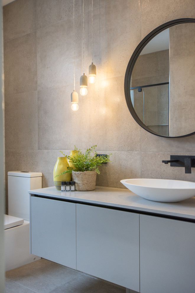 Идея дизайна: большая главная ванная комната в современном стиле с серой плиткой, керамической плиткой, полом из керамической плитки, мраморной столешницей, серым полом и белой столешницей