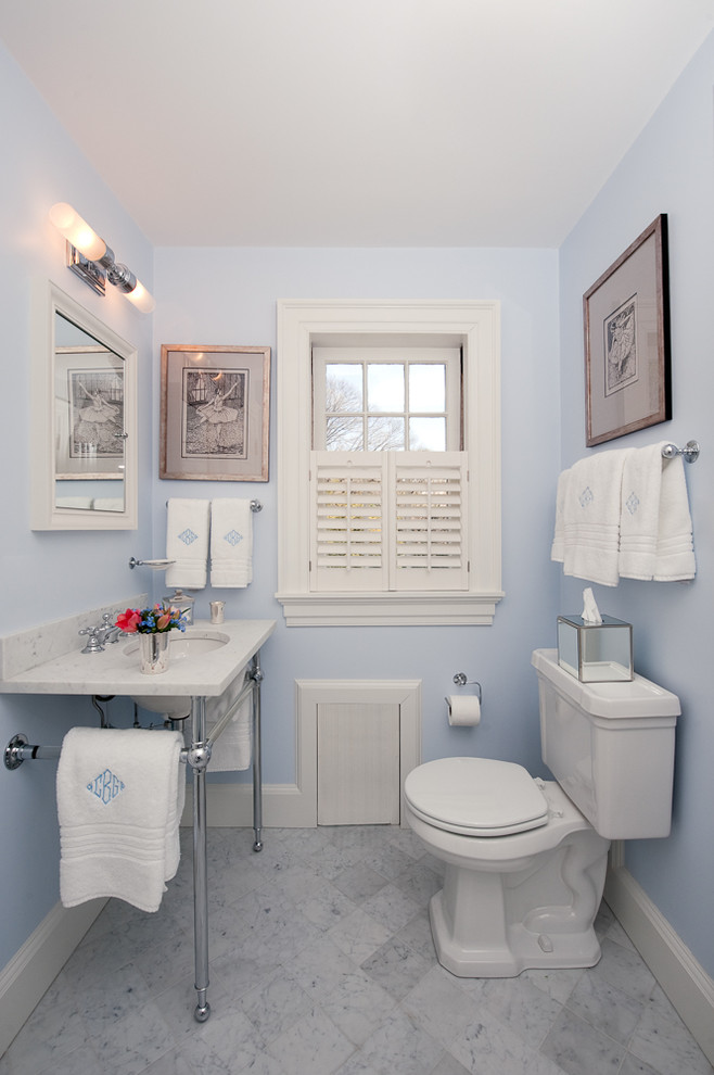 На фото: детская ванная комната в классическом стиле с консольной раковиной