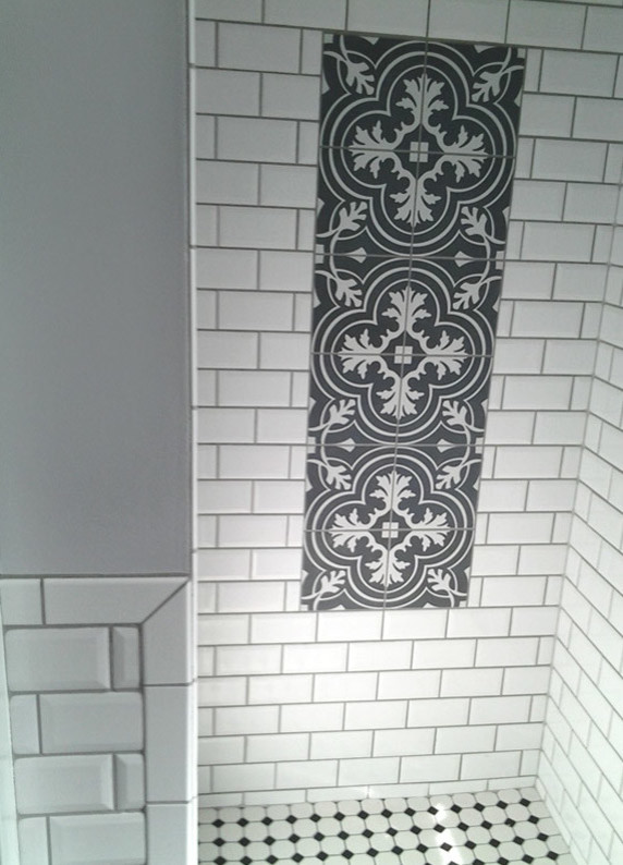 Idéer för ett mellanstort modernt badrum med dusch, med skåp i mörkt trä, en dusch i en alkov, vit kakel, tunnelbanekakel, grå väggar, mosaikgolv och granitbänkskiva