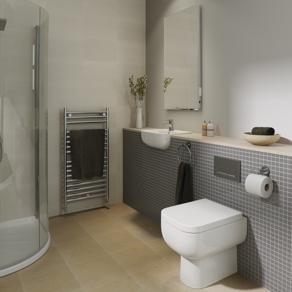 Modelo de cuarto de baño contemporáneo de tamaño medio con ducha a ras de suelo, sanitario de una pieza, baldosas y/o azulejos beige, baldosas y/o azulejos grises, baldosas y/o azulejos en mosaico, paredes grises y lavabo encastrado