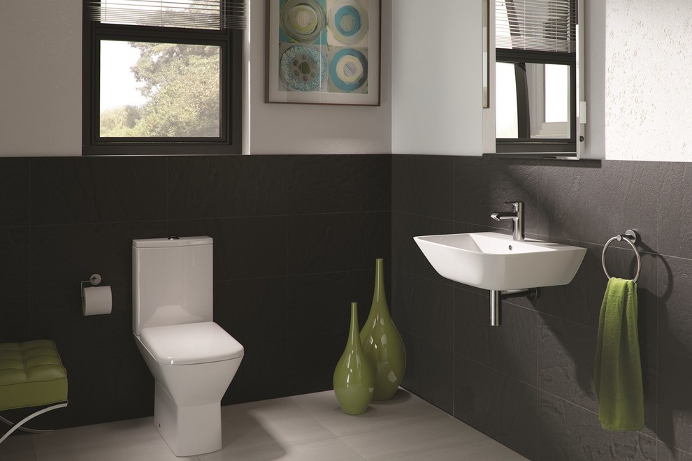 Свежая идея для дизайна: ванная комната среднего размера в современном стиле с унитазом-моноблоком, черной плиткой и подвесной раковиной - отличное фото интерьера
