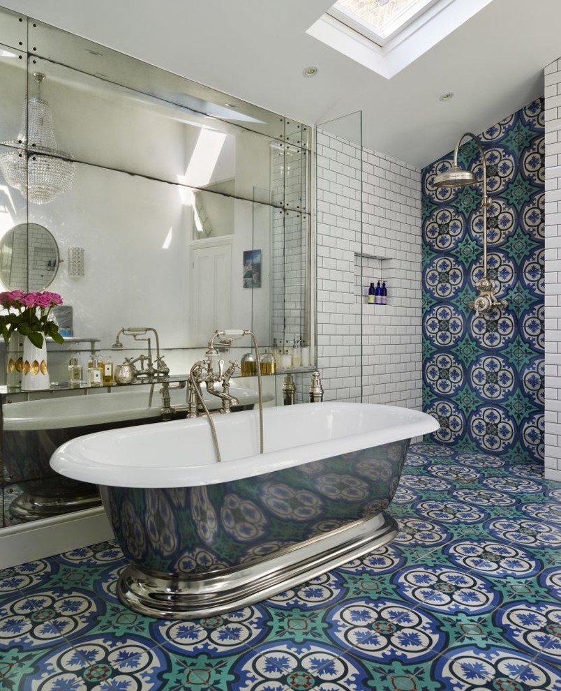 Esempio di una grande stanza da bagno padronale minimal con vasca freestanding, doccia aperta, piastrelle bianche, piastrelle diamantate, pavimento in cementine, pavimento multicolore e doccia aperta