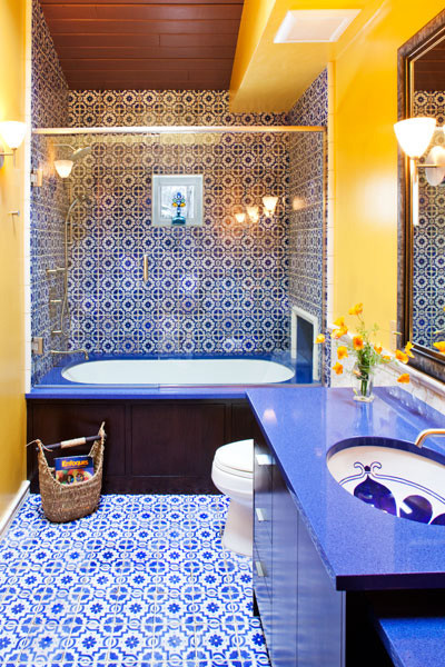 Идея дизайна: детская ванная комната среднего размера в средиземноморском стиле с врезной раковиной, плоскими фасадами, темными деревянными фасадами, столешницей из искусственного кварца, полновстраиваемой ванной, душем над ванной, унитазом-моноблоком, синей плиткой и желтыми стенами