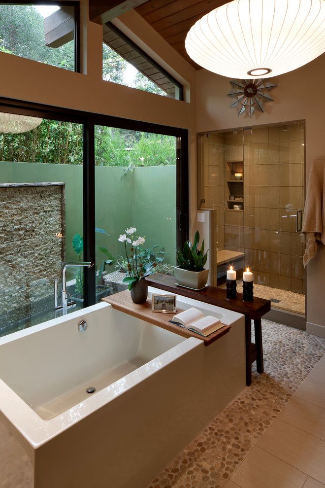 Foto på ett mycket stort funkis en-suite badrum, med ett fristående badkar, våtrum, grå kakel, klinkergolv i småsten, grått golv och dusch med gångjärnsdörr