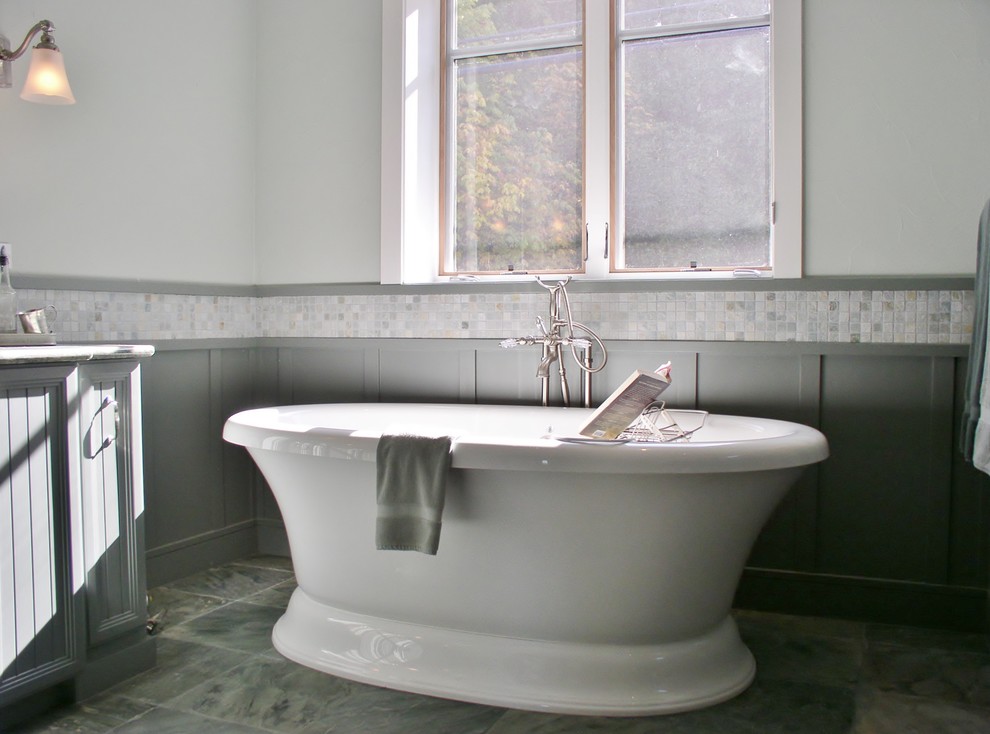 На фото: большая главная ванная комната в классическом стиле с фасадами с декоративным кантом, серыми фасадами, отдельно стоящей ванной, полом из сланца и врезной раковиной
