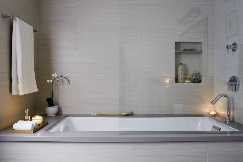 Источник вдохновения для домашнего уюта: главная ванная комната среднего размера в современном стиле с полновстраиваемой ванной, душем над ванной и серой плиткой
