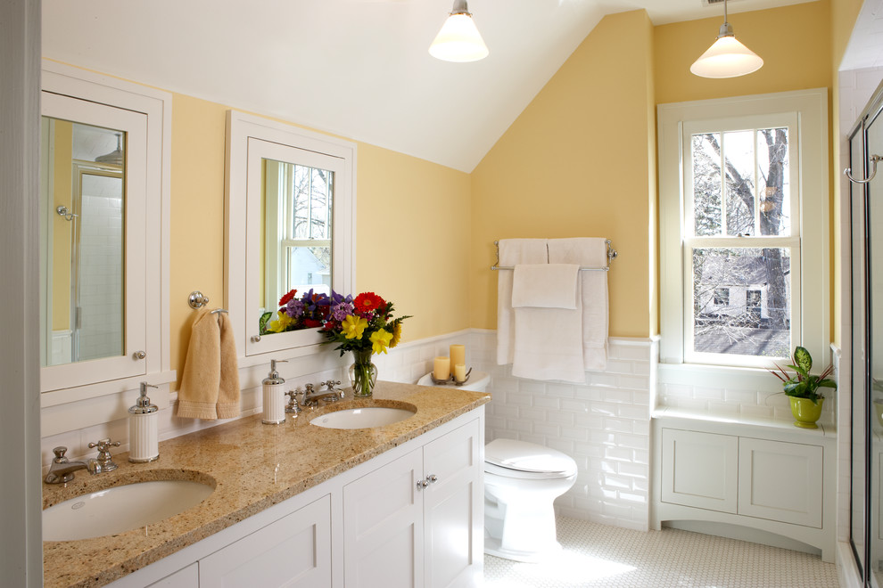 Стильный дизайн: ванная комната в классическом стиле с фасадами в стиле шейкер, белыми фасадами, душем в нише, белой плиткой, плиткой кабанчик, желтыми стенами, душевой кабиной, врезной раковиной, белым полом и душем с раздвижными дверями - последний тренд