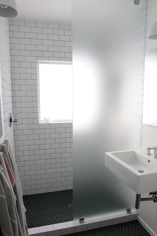 Idee per una piccola stanza da bagno con doccia contemporanea con doccia alcova, piastrelle bianche, piastrelle diamantate, pareti bianche, pavimento in gres porcellanato e lavabo a colonna