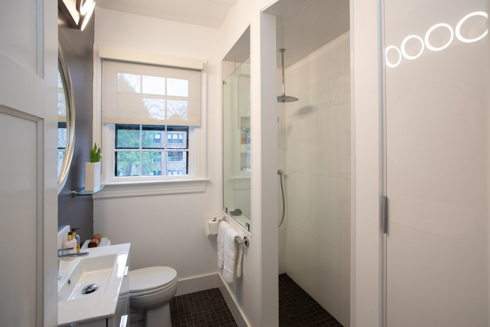 На фото: маленькая ванная комната в стиле модернизм с плоскими фасадами, белыми фасадами, угловым душем, раздельным унитазом, белой плиткой, керамогранитной плиткой, серыми стенами, полом из керамической плитки, душевой кабиной, подвесной раковиной, столешницей из искусственного камня, серым полом, открытым душем, белой столешницей, сиденьем для душа, тумбой под одну раковину, подвесной тумбой, многоуровневым потолком и панелями на стенах для на участке и в саду