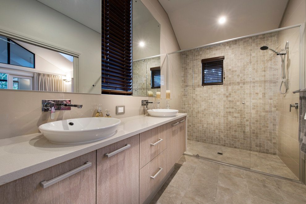 Idée de décoration pour une douche en alcôve marine en bois clair avec une vasque, un placard à porte plane, un carrelage beige et une fenêtre.